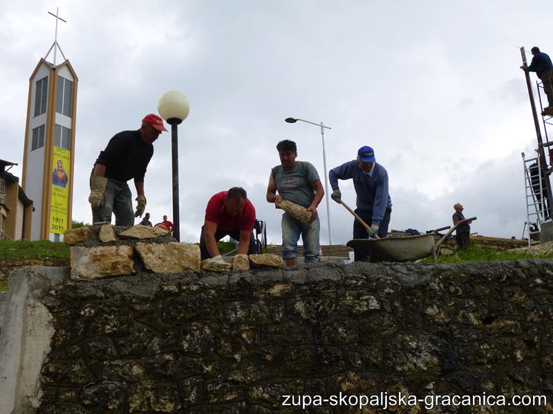 Radovi oko uređenja župnog dvorišta